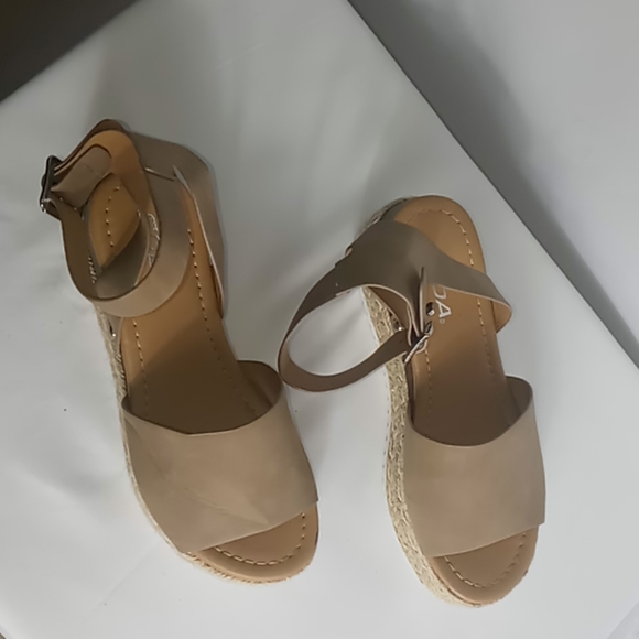 Topics platform sandals size 5.5 nwot - Picture 2 of 7